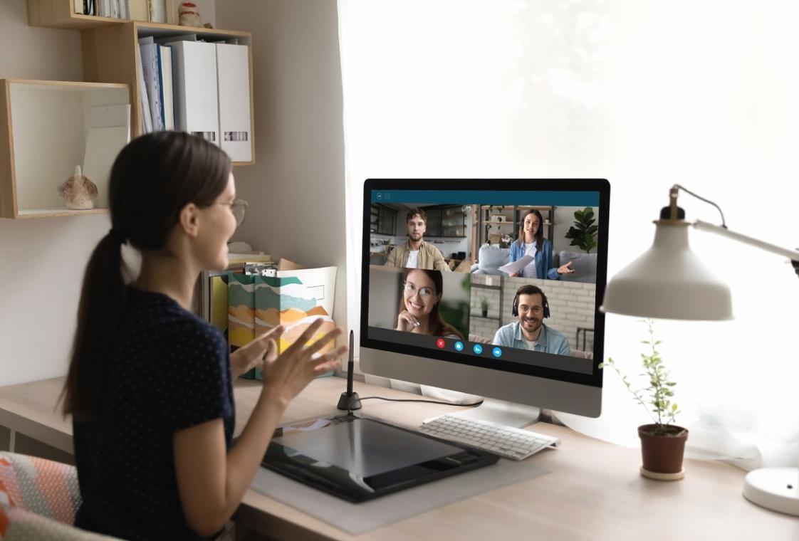 Deelnemers in gesprek tijdens een live webinar