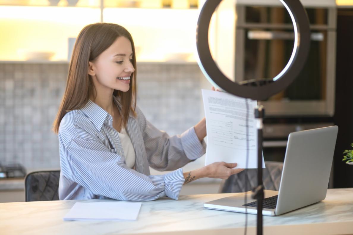 Financiële professionals bespreken budgetbeheer tijdens een online sessie